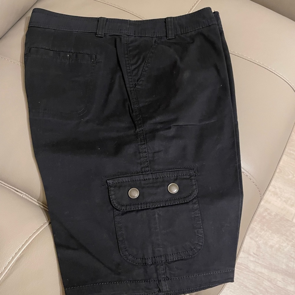Black Bermuda shorts size 6